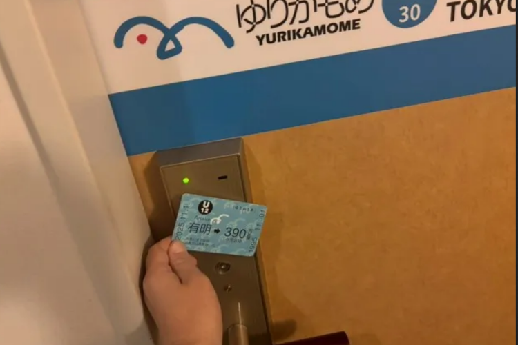 Tokyo Bay Ariake Washington Hotel menawarkan sensasi menginap di kamar dengan interior bertema kereta api Yurikamome. Dilansir dari Soranews24, ada kabin masinis kereta api Yurikamome asli yang dihadirkan di dalam kamar hotel. Kabin itu lengkap dengan panel control yang biasa digunakan oleh masinis yang bertugas.