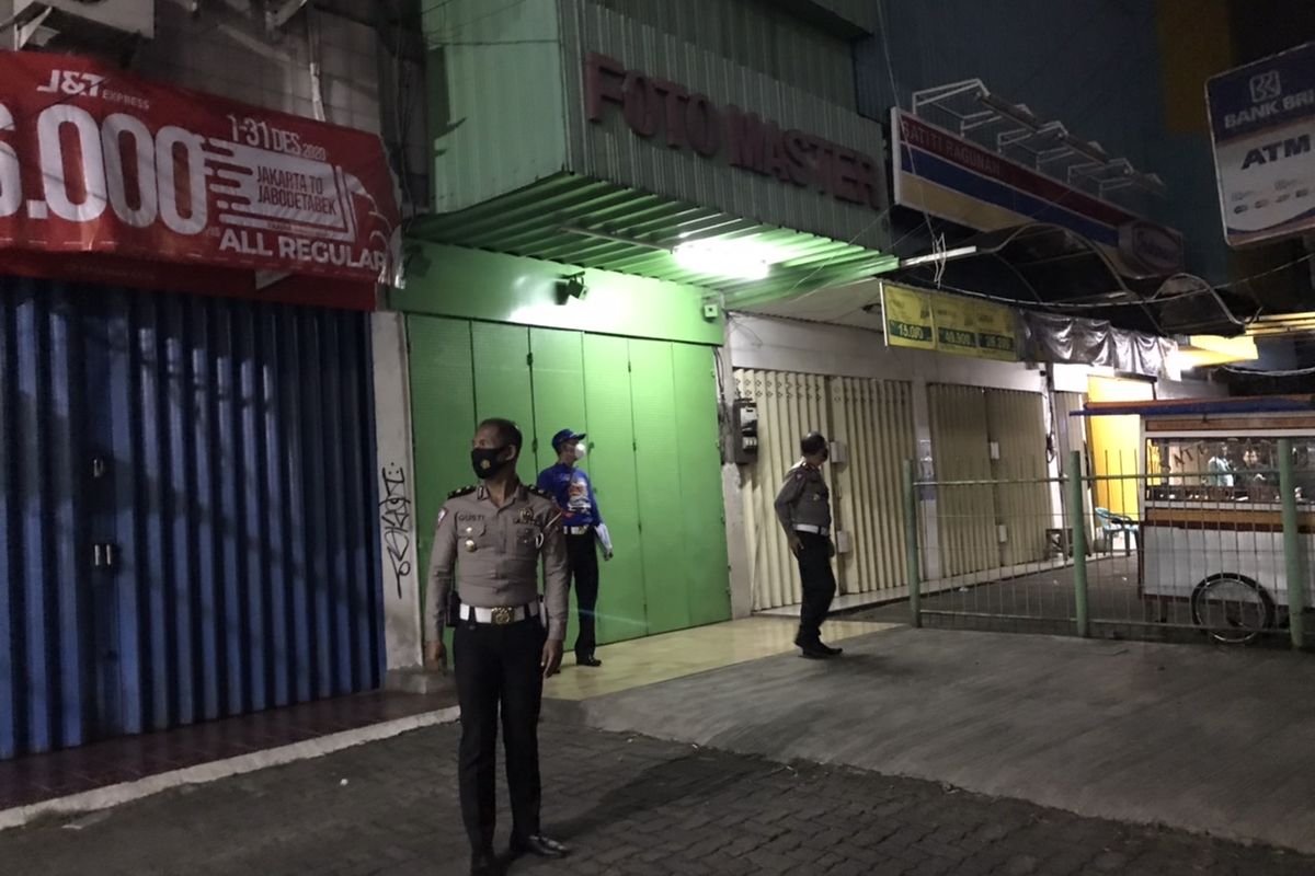 Direktur Lalu Lintas (Dirlantas) Polda Metro Jaya, Kombes Pol Sambodo Purnomo Yogo bersama tim penyidik Direktorat Lalu Lintas Polda Metro Jaya berkeliling untuk mencari kamera CCTV di sekitar lokasi kecelakaan yang melibatkan anggota Polri di Jalan Raya Ragunan, Pasar Minggu, Jakarta Selatan pada Jumat (25/12/2020) malam.