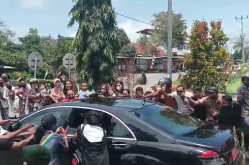 Perempuan di NTT Nekat Kejar Mobil Presiden Jokowi yang Sedang Melaju, Videonya Viral