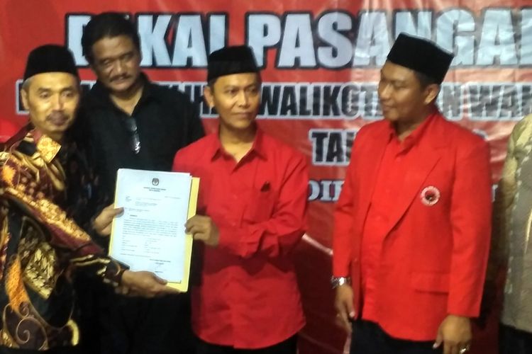 Pasangan Samsul-Juniadi saat mendaftar Pilkada Kota Kediri, Jawa Timur, Rabu (10/1/2018).