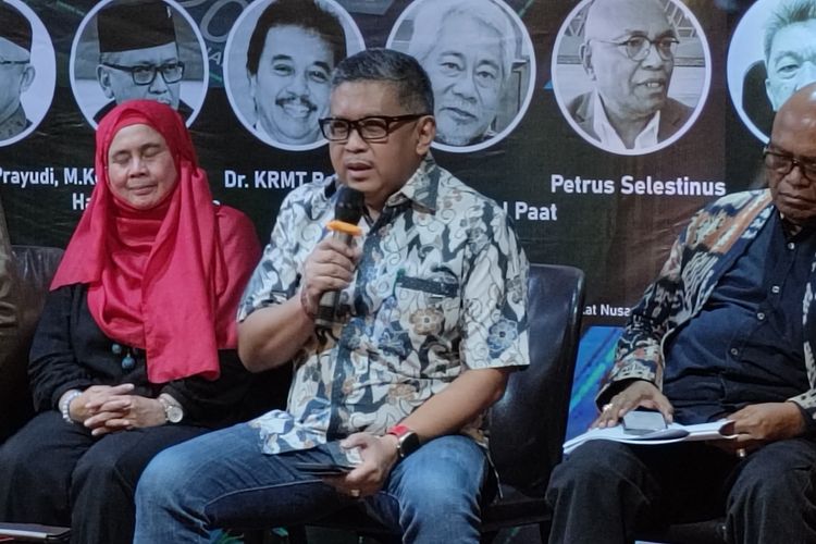 Sekretaris Jenderal PDI-P Hasto Kristiyanto (memegang microphone) saat menjadi pembicara di acara diskusi di kawasan SCBD, Jakarta, Minggu (7/4/2024).