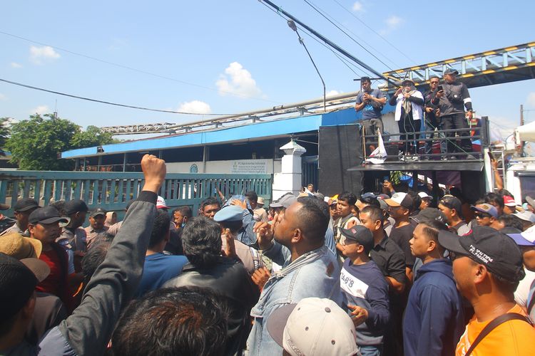 Tuntutan Tak Kunjung Dipenuhi, Karyawan PT Pakerin di Mojokerto Berkemah di Area Perusahaan