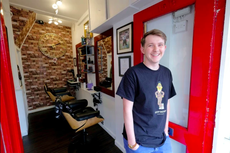 Mengintip Barbershop Terkecil di Dunia, Cuma Muat Dua Pelanggan