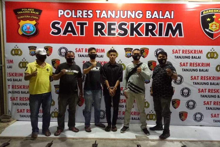 Tim TEKAB Sat Reskrim Polres Tanjung Balai meringkus ANWR (24), tersangka kasus pencurian dengan pemberatan pada Rabu (1/7/2020) sekitar pukul 15.00 WIB. Tersangka (tangan diborgol) yang merupakan warga Jalan Rambutan, Kecamatan Tanjung Balai Selatan, Kota Tanjung Balai sempat kabur selama lebih dari 1 bulan.