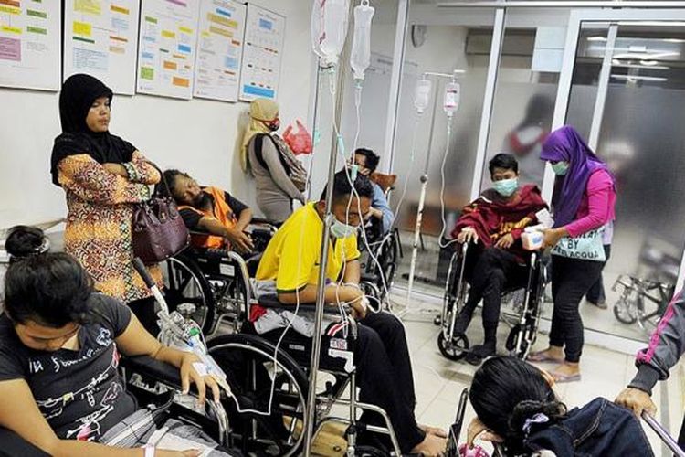 Pasien rawat inap yang menunggu mendapatkan ruang perawatan memenuhi ruang tunggu instalasi gawat darurat Rumah Sakit Umum Daerah (RSUD) Cengkareng, Jakarta Barat, Rabu (3/2/2016). Dalam sebulan terakhir RSUD Cengkareng menerima lonjakan pasien demam berdarah dari 18 orang pada bulan Desember 2015 menjadi 85 orang selama bulan Januari. Untuk seluruh wilayah DKI Jakarta jumlah pasien demam berdarah mencapai 611 orang.