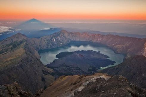 12 Wisata Lombok NTB Selain Pantai, Ada Goa dan Bukit