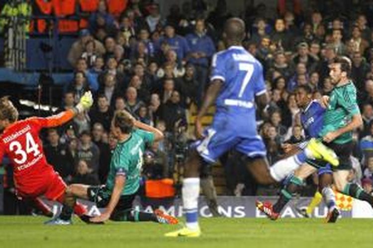 Penyerang Chelsea Samuel Eto'o (kedua dari kanan) melepaskan tembakan yang berujung gol ke gawang Schalke, pada laga keempat fase grup Liga Champions, di Stamford Bridge, Rabu (6/11/2013).