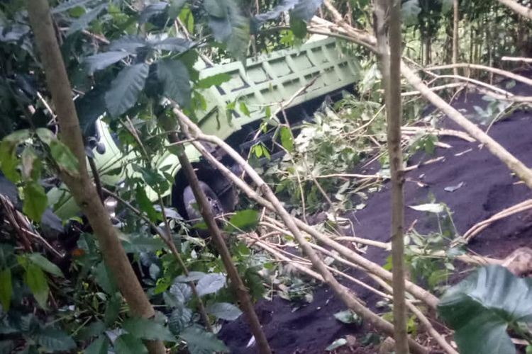 Truk terperosok ke lahan milik warga yang disebabkan tanah longsor di Jalan Gajahmada, Dusun Kekep, Desa Tulungrejo, Kota Batu. 