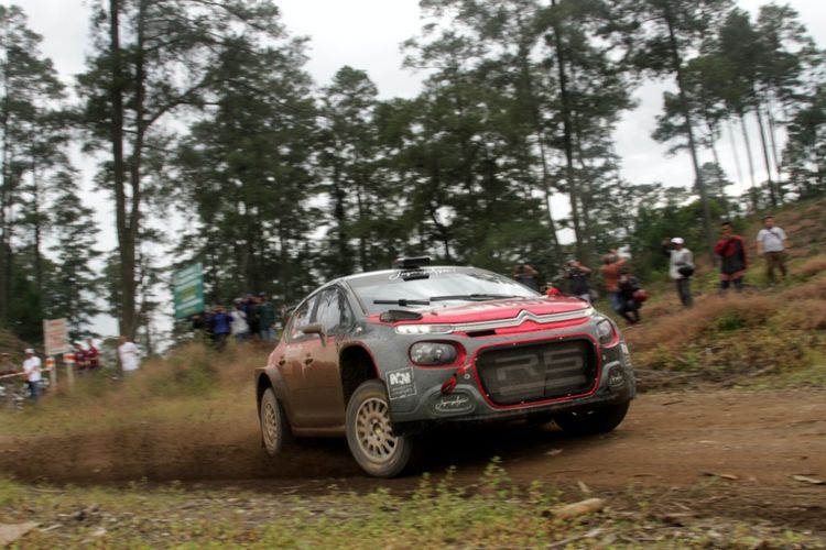 Mobil Citroen C3 R5 yang dikemudikan Sean Gelael pada ajang Danau Toba Rally 2019 di kawasan Danau Toba, Sumatra Utara.