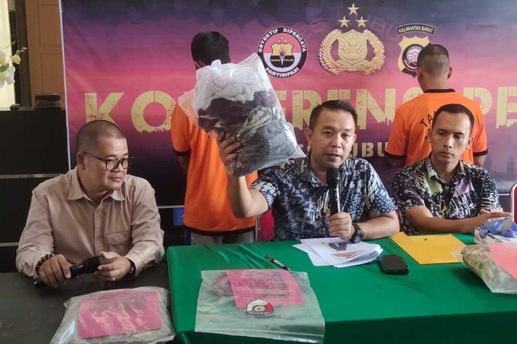 Seorang perempuan berinisial SO (35) asal Kecamatan Sungai Kakap, Kabupaten Kubu Raya, Kalimantan Barat (Kalbar) tewas setelah dianiaya Joni (38), yang tak lain adalah suaminya sendiri. Kepala Satuan Reserse dan Kriminal Polres Kubu Raya IPTU Heru Anggoro mengatakan kasus kekerasan dalam rumah tangga tersebut bermula ketika pelaku dan korban meninggalkan rumah pergi ke pondok ladang, Rabu (26/7/2023).