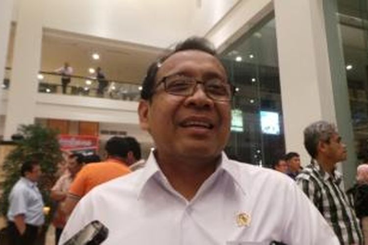 Mensesneg Pratikno di Hotel Grand Clarion, Makassar, seusai mendampingi Presiden Joko Widodo melakukan blusukan, Rabu (5/11/2014) malam.
