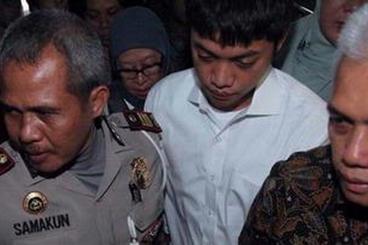 Hatta Rajasa (batik) beserta istri  mengantarkan anaknya, M Rasyid Amarullah di Dirlantas Polda Metro Jaya, di Pancoran, Jakarta Selatan, Senin (7/1/2013). Kedatangan Rasyid tersebut untuk menjalani pemeriksaan sebagai tersangka terkait kecelakaan yang menewaskan dua orang pada 1 Januari lalu.   