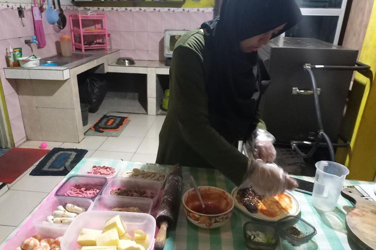 Feni Murdiyanti sedang mengola piza hasil kreasinya di dapur rumah tempat tinggalnya, tepatnya di Jalan Raya Kaligetas, Kelurahan Jatibarang, Kecamatan Mijen, Kota Semarang, Selasa (4/7/2023).