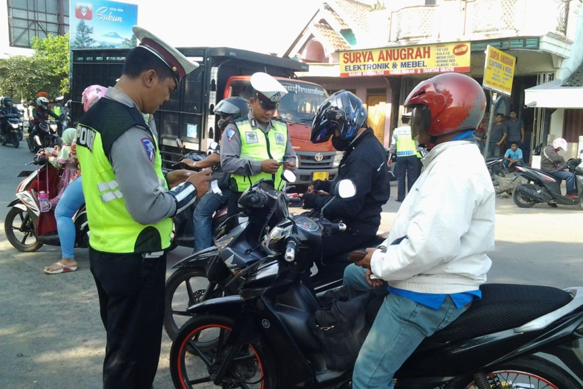 Lantas Polres Kendal Jawa Tengah, saat gelar operasi patuh Candi di Jalan Raya Kaliwungu Kendal. Kompas.Com/ Slamet Priyatin