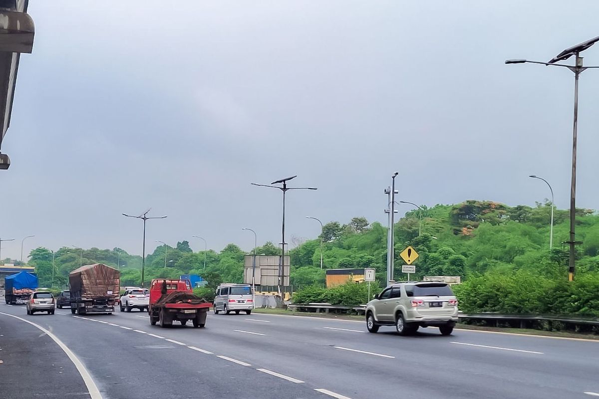 Lokasi pemasangan Gelagar Rambu di KM 1+500 Ruas Tol Jakarta ? Cikampek.