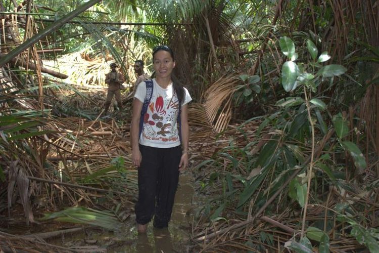 Kelapa sawit membunuh sagu, kelapa sawit membunuh kerabat kami... Sophie Chao merekam kesedihan dan ketakberdayaan warga suku Marind menghadapi invasi industri kebun sawit ke wilayah itu.