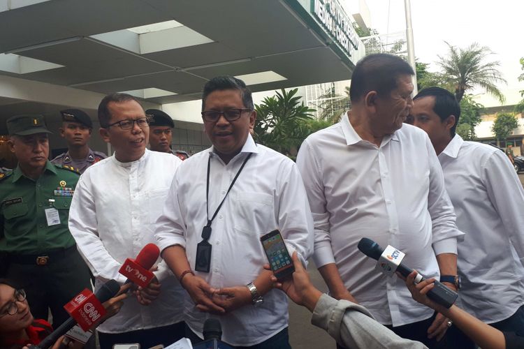 Sekjen PDI-P Hasto Kristiyanto (baju putih, kedua dari kiri) di RSPAD Gatot Subroto, Minggu (12/8/2018)