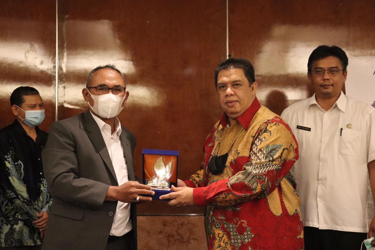 Direktur Utama PT Jasa dan Kepariwisataaan (Jaswita) Jawa Barat (Jabar) Deni Nurdyana Hadimin saat meneken kerja sama bidang pariwisata dan umrah dengan Tourism Malaysia, Rabu (7/4/2021) malam.