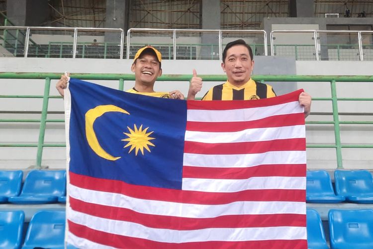 Suporter Malaysia menyaksikan laga final Piala AFF U19 2022 antara timnas U19 Malaysia dan Laos di Stadion Patriot Candrabhaga, Bekasi, Jumat (15/7/2022).