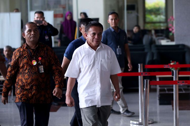 Gubernur Aceh, Irwandi Yusuf (baju putih) tiba di Gedung Komisi Pemberantasan Korupsi, Jakarta, Selasa (4/7/2018). KPK menangkap Irwandi Yusuf bersama Bupati Bener Meriah Ahmadi terkait dugaan korupsi penerimaan fee dari beberapa transaksi penyelenggaran negara di tingkat provinsi dan kabupaten di Aceh.