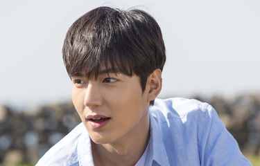 Aktor Lee Min Ho bersama penggemarnya baru saja mendonasikan 300 kilogram kimchi untuk membantu anak-anak di wilayah Jina, Korea Selatan.