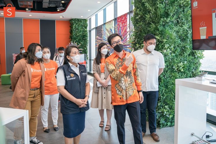 Direktur Shopee Indonesia Handhika Jahja saat memantau kelengkapan fasilitas Kampus UMKM Shopee Jakarta.