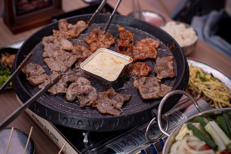 Ilustrasi daging sapi tipis untuk BBQ ala Korea di Fat Oppa. 