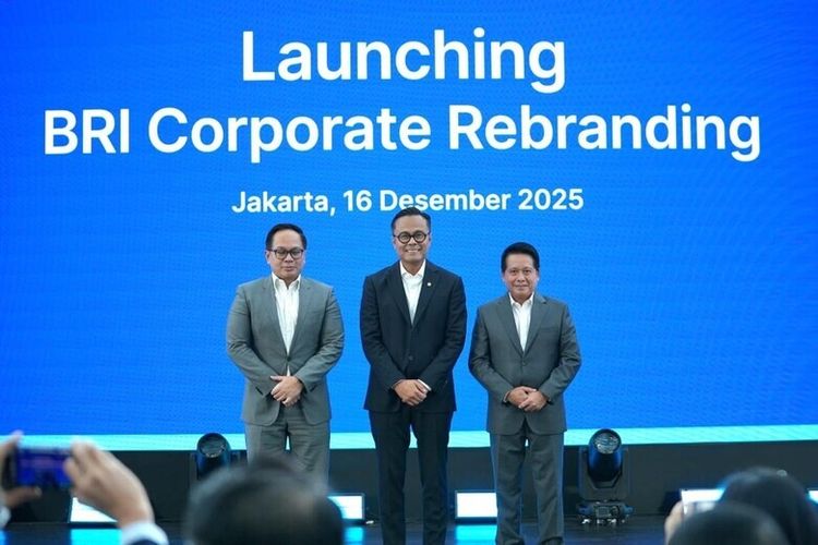 Dari kiri ke kanan: Komisaris Utama BRI Kartika Wirjoatmodjo, Chief Operating Officer (COO) Dony Oskaria, dan Direktur Utama BRI Hery Gunardi dalam agenda Launching Corporate Rebranding BRI, Selasa (16/12/2025). 
