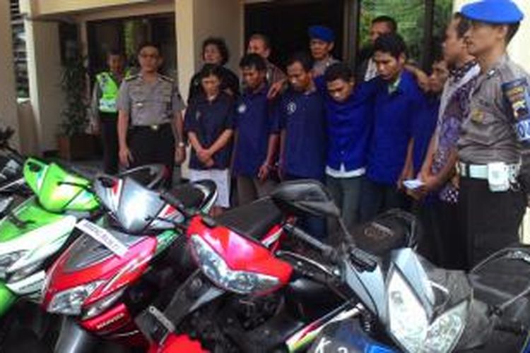 Komplotan pencuri sepeda motor di Mapolresta Surakarta, Jumat (5/9/2014). 