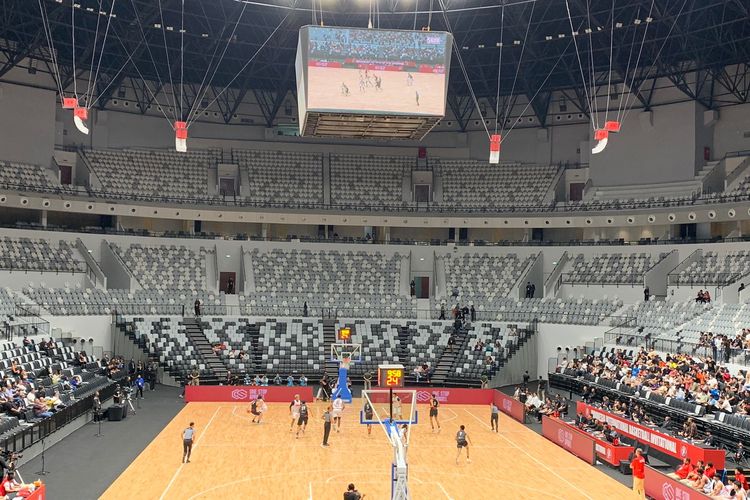 Suasana pertandingan timnas Indonesia vs Indonesia Patriots dalam test event FIBA World Cup 2023 di Indonesia Arena pada Rabu (2/8/2023).