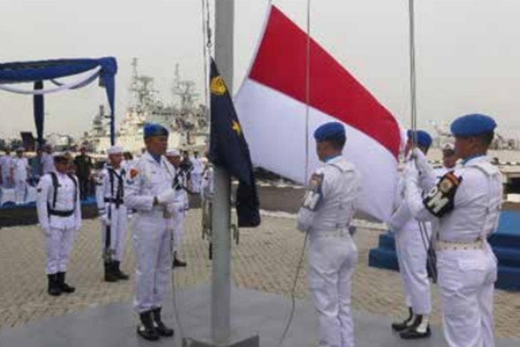 Upacara penaikan dan penurunan bendera merah putih di TNI AL.