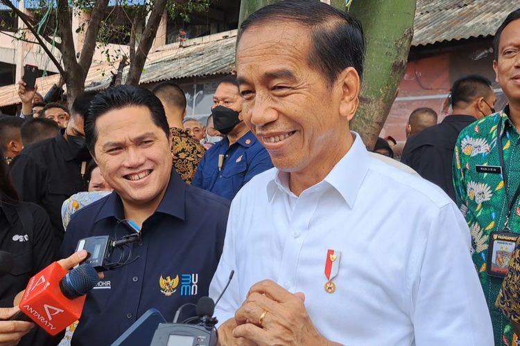 Presiden Joko Widodo tersenyum di Pasar Minggu, Jakarta, Kamis (13/4/2023), ketika ditanya momen kebersamananya dengan Gubernur Jawa Tengah Ganjar Pranowo sepanjang akhir pekan lalu.