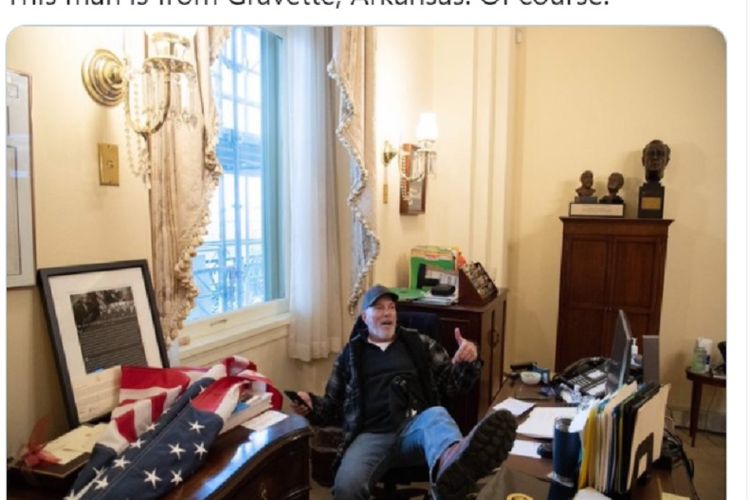 Pria bernama Barnett berfoto di ruang ketua DPR AS Nancy Pelosi tanpa izin saat kerusuhan Capitol Rabu lalu.