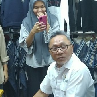 Menteri Perdagangan Zulkifli Hasan saat mengunjungi Blok A Pasar Tanah Abang, Jakarta Pusat, pada Kamis (28/9/2023) siang.