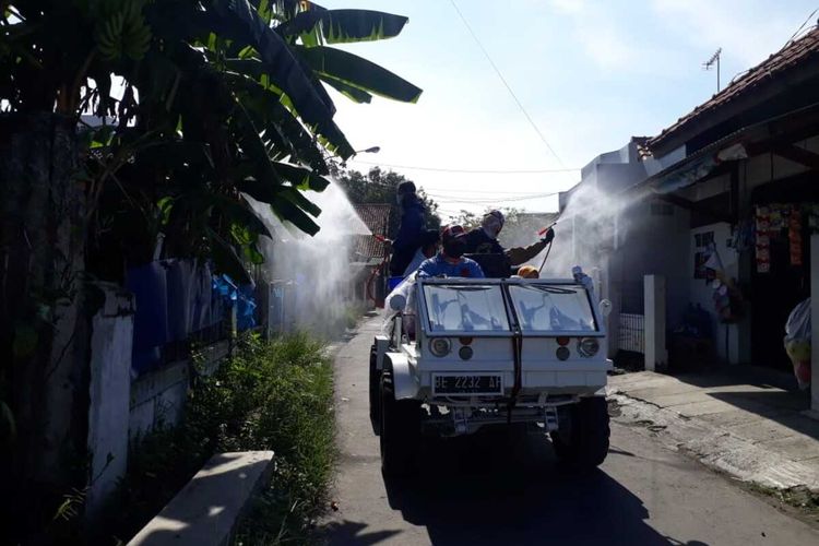 Sekelompok masyarakat Kampung Anjun, Kelurahan Karawang Kulon, Kecamatan Karawang Barat, Kabupaten Karawang melakukan penyemprotan disinfektan ke rumah warga sebagai upaya memerangi Covid-19.