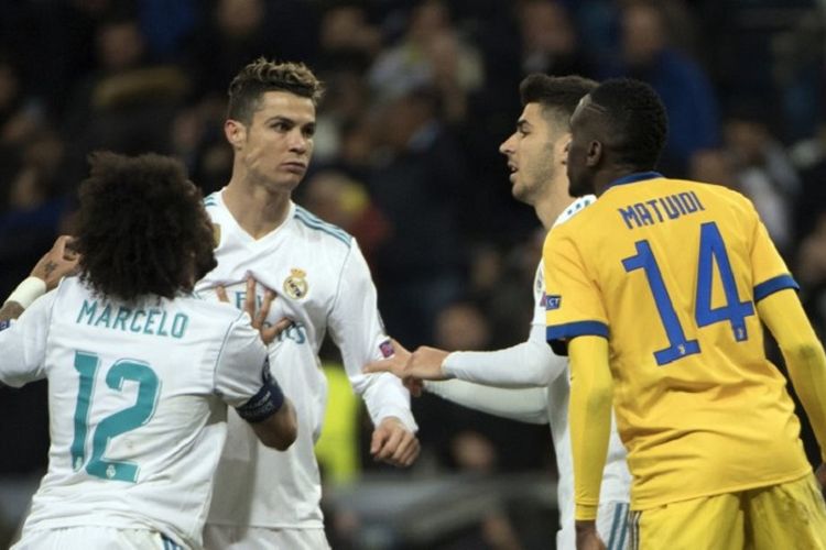 Cristiano Ronaldo tampak emosi kepada Blaise Matuidi saat Real Madrid menjamu Juventus pada pertandingan perempat final Liga Champions di Stadion Santiago Bernabeu, Rabu (11/4/2018). 