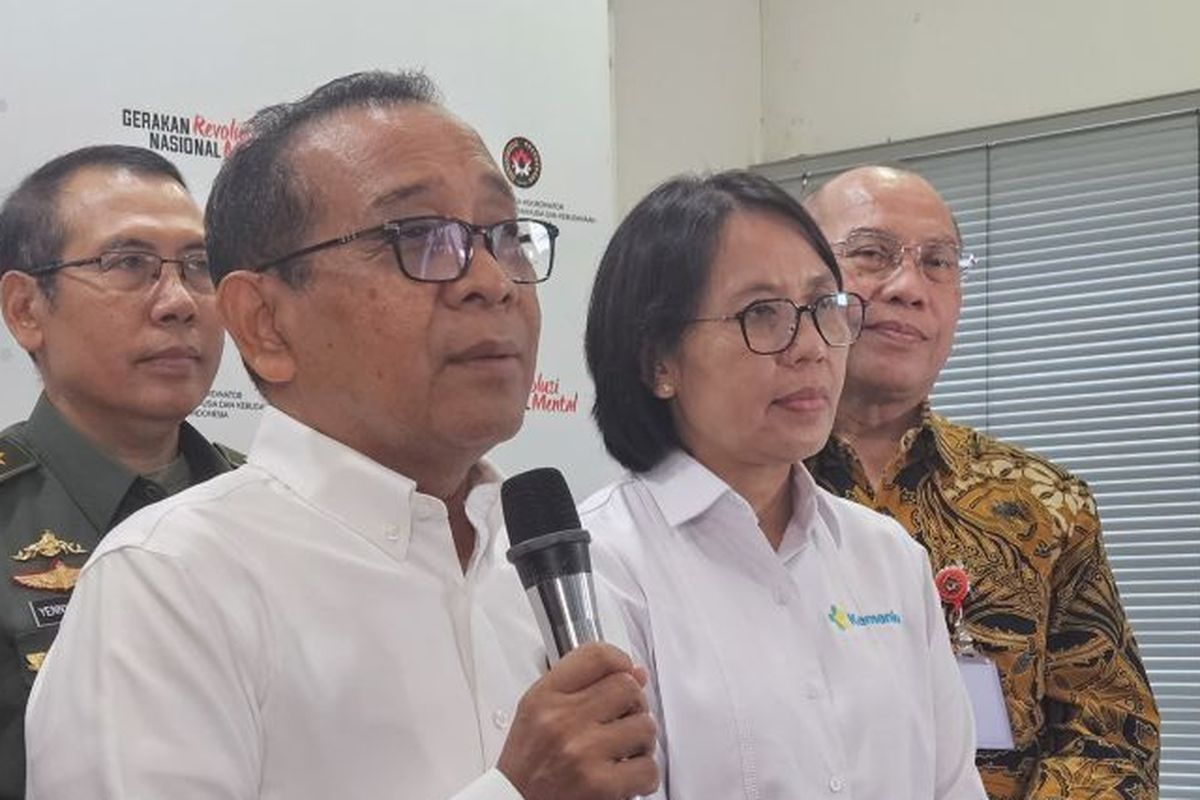 Menteri Koordinator Bidang Pembangunan Manusia dan Kebudayaan Pratikno (kedua kiri) ketika ditemui usai rapat koordinasi terkait Pemeriksaan Kesehatan Gratis (PKG) di Jakarta, Kamis (23/1/2025).