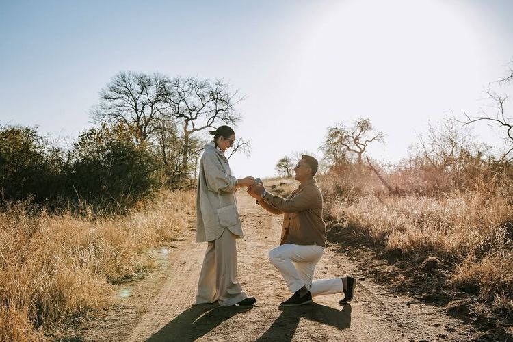 Lamaran Darma Mangkuluhur dan DJ Patricia di savana Afrika tak hanya romantis, tapi juga stylish. Intip 7 inspirasi gaya safari chic mereka di sini.