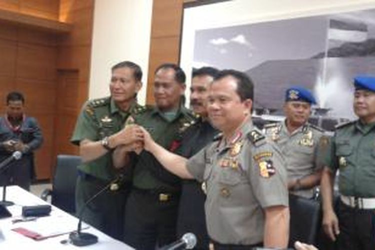 Kepala Pusat Penerangan TNI Mayjen Fuad Basya, Ketua Tim Investigasi Mayjen Mailiki, dan Kepala Divisi Humas Polri Inspektur Jenderal Ronny F Sompie, saat menggelar konferensi pers di Media Center Kemenkopolhukam, Selasa (14/10/2014).