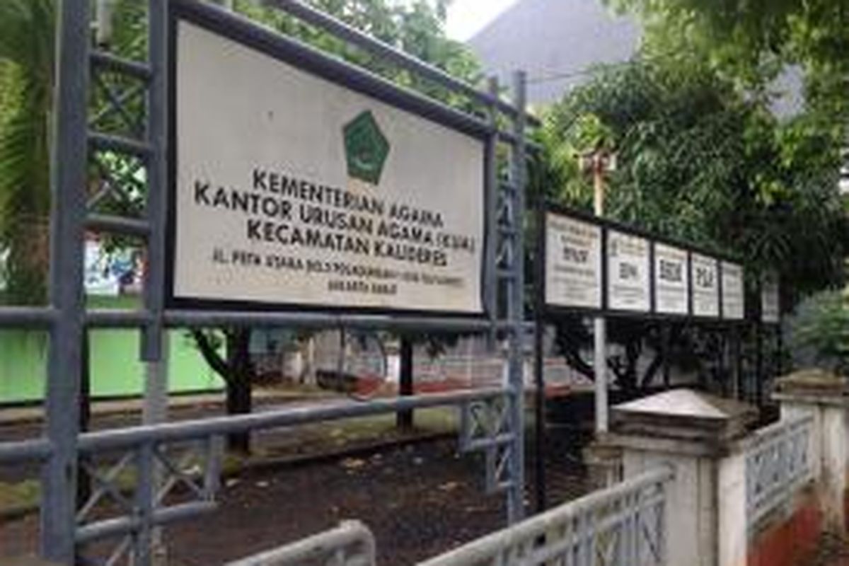 Kantor Urusan Agama (KUA) Kecamatan Kalideres, Jakarta Barat, Kamis (17/12/2015). 


