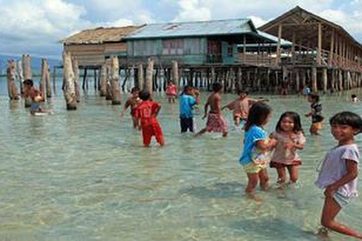Kehidupan Suku Bajo Torosiaje yang tidak terpisahkan dari laut, membuat anak-anak mereka juga mengenali laut sejak usia dini. Bahkan lahan bermain mereka pun adalah laut.