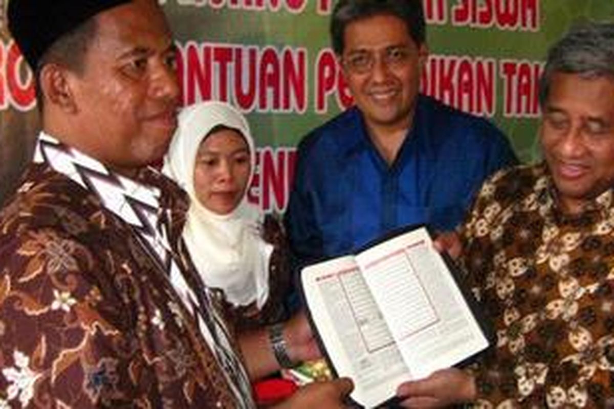 Mentri Pendidikan dan Kebudayaan, M Nuh (kanan)menyerahkan kitab suci Al Quran untuk para siswa SMK NU 01 Kendal, Jawa Tengah, Jumat (29/32013).