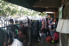Penjual Gorengan di Semarang Rela Antre Berjam-jam dan Tak Jualan demi Minyak Goreng