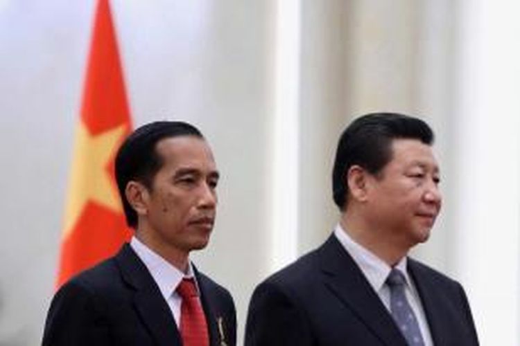 Presiden Joko Widodo (kiri) bersama Presiden China Xi Jinping saat upacara penyambutan kenegaraan di Great Hall of the People di Beijing, Kamis (26/3/2015).