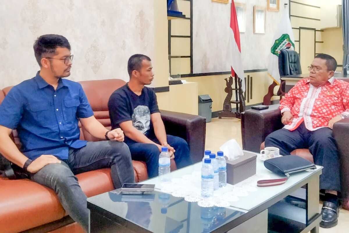 Foto: Wali Kota Pematangsiantar Wesly Silalahi saat bertemu dengan Atlet MMA asal Kota Pematangsiantar, Ajai Pasaribu (kiri) dan di rumah dinas Wali Kota Pematangsiantar, Jalan Kapten MH Sitorus Kelurahan Teladan Kecamatan Siantar Barat, Kamis (5/6/2025). Dokumentasi: Pemkot Pematangsian?ar
