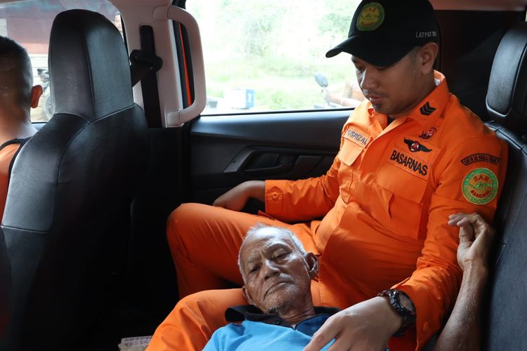 Yandi (72) terbaring lemas saat dievakuasi menuju Puskesmas di Bangka Tengah, Jumat (19/5/2023).