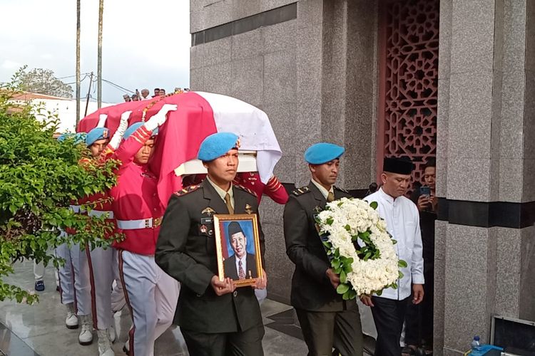 Jenazah Wakil Presiden ke-9 RI Hamzah Haz tiba di komplek pemakaman keluarga Yayasan Al-Ikhlas, Jalan Hankam RT 03/03, Desa Jogjogan, Cisarua, Kabupaten Bogor, Jawa Barat, Rabu (24/7/2024).