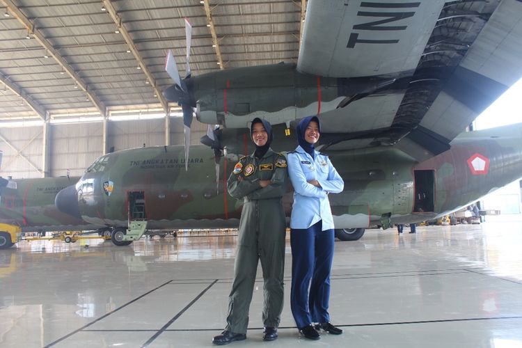 Letda Pnb Mega Coftiana (24) dan Letda Pnb Anisa Amalia Octavia (25) penerbang wanita TNI AU saat ditemui di Lanud Abdulrachman Saleh, Kabupaten Malang, Kamis (10/10/2019).