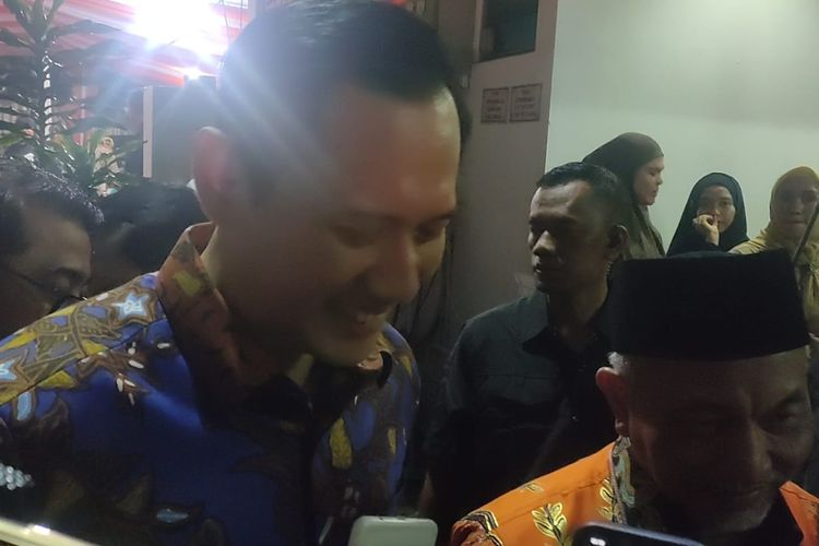 Ketua Umum Partai Demokrat Agus Harimurti Yudhoyono (AHY) tertawa usai ditanya respons mengenai pernyataan Sandiaga Uno yang menyebut cocok berduet dengannya di Pilpres 2024, Minggu (27/8/2023) malam. 