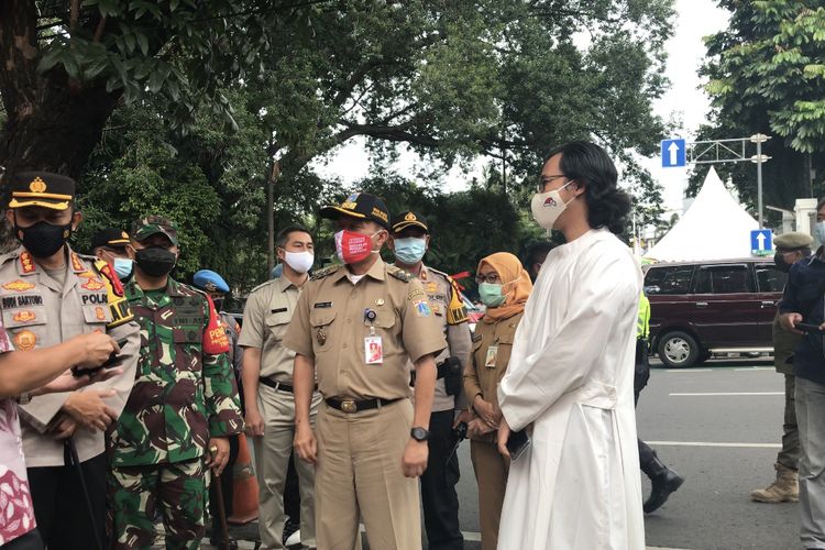 Pelaksanaan jelang Misa Natal di sejumlah gereja dipantau langsung oleh Kapolres Metro Jakarta Selatan, Kombes Pol Budi Sartono; Dandim 05/04 Jakarta Selatan, Kolonel Infanteri Ucu Yustiana; dan Wakil Wali Kota Jakarta Selatan, Isnawa Adji pada Kamis (24/12/2020) sore.